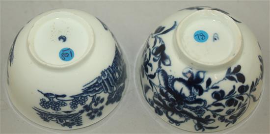 Four Worcester underglaze blue teabowls and saucers, late 18th century, largest saucer 13cm